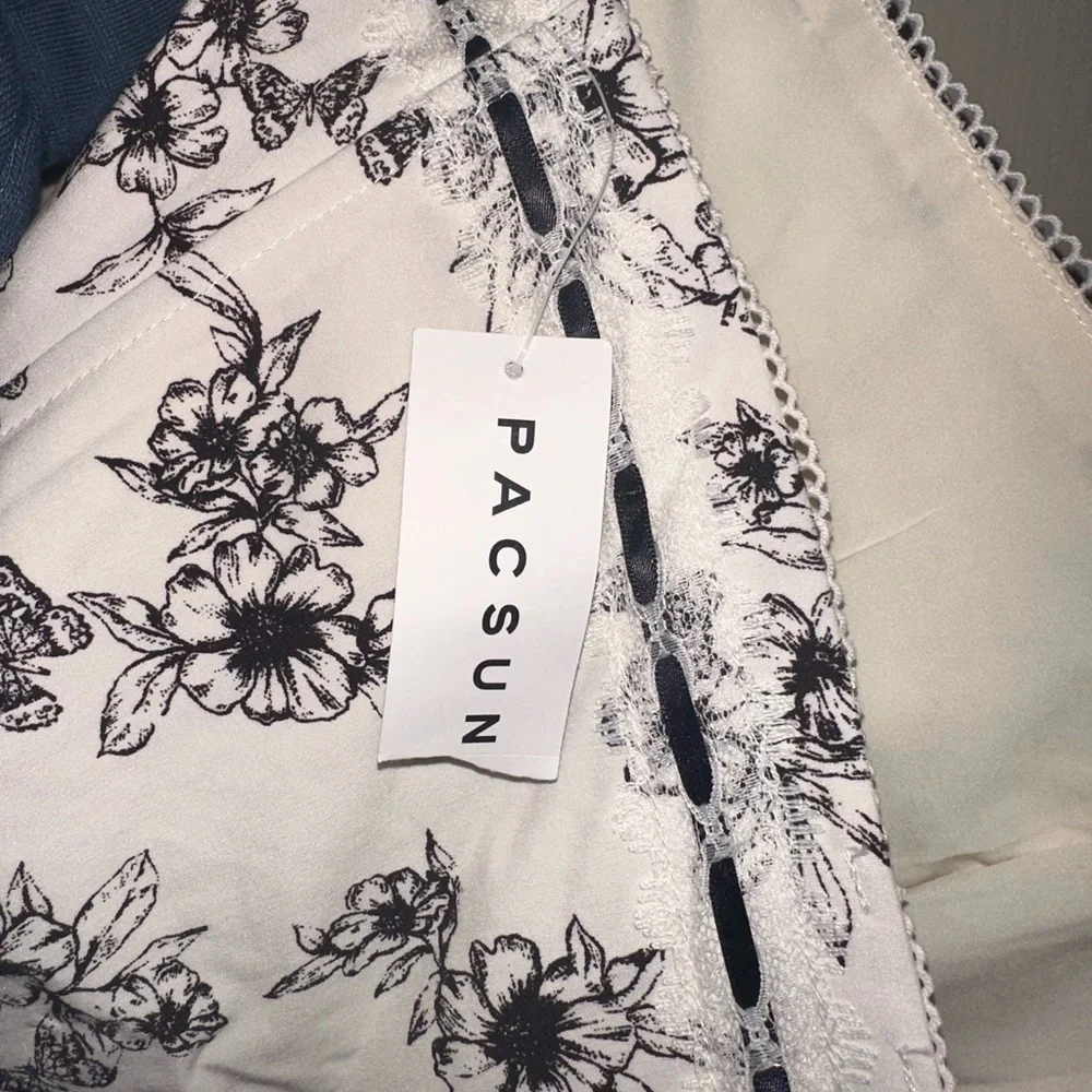 PacSun Beverly and Beck White and Black Floral sleeveless corset crop top M
